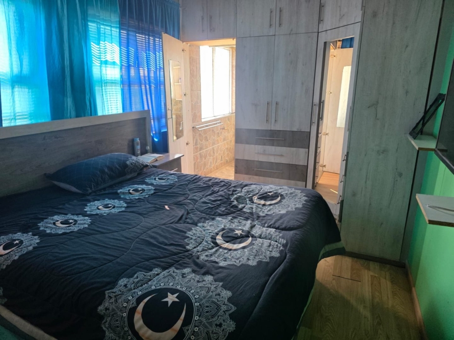 5 Bedroom Property for Sale in Bridgeton Western Cape